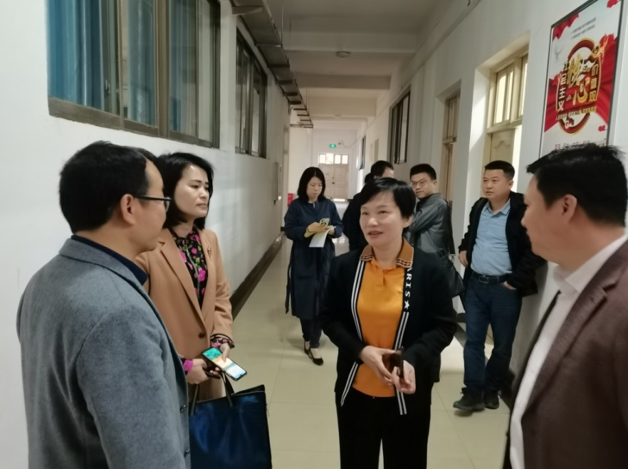 说明: D:\教学办文档\教学办公室(2016.9-2018.11)\教学通讯\​ug环球2021年春教学通讯\党委书记闫英姿到​ug环球听课新闻稿\IMG_20210426_084106.jpg